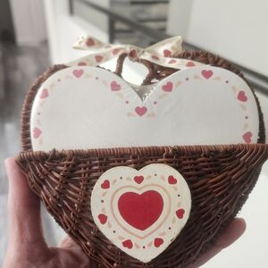 GUC Charming Heart-Shaped Wicker Basket with Red Notepad Accents